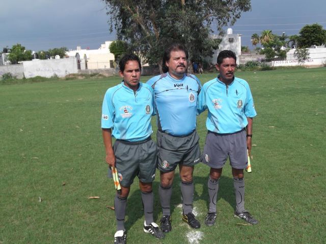 LOS ARBITROS MAS GUAPOS DE LA LOCALIDAD
